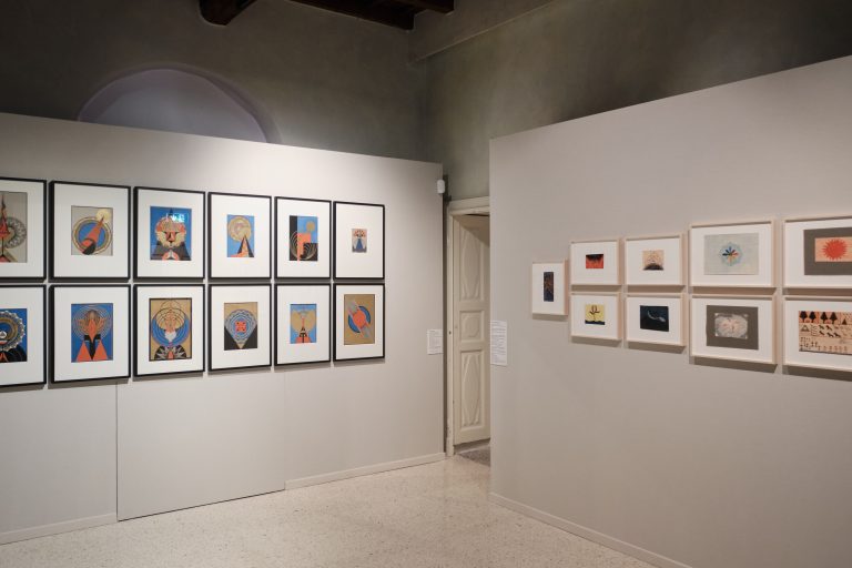 Fondazione Nicola Trussardi porta l’occulto a Milano: inaugura la mostra Fata Morgana