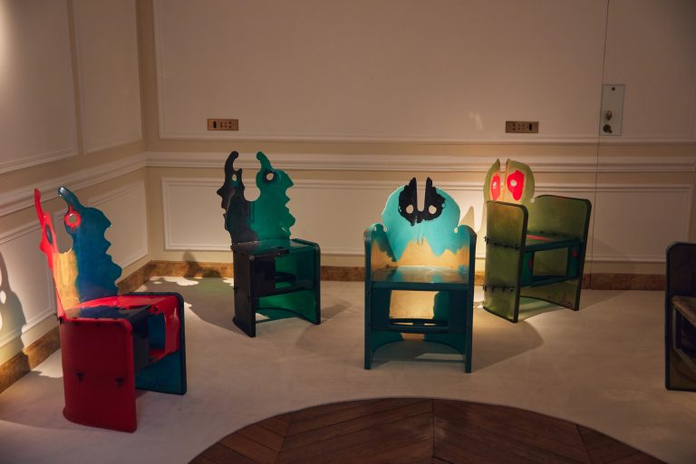 Downtown+ poursuit la désacralisation du trône avec une nouvelle exposition