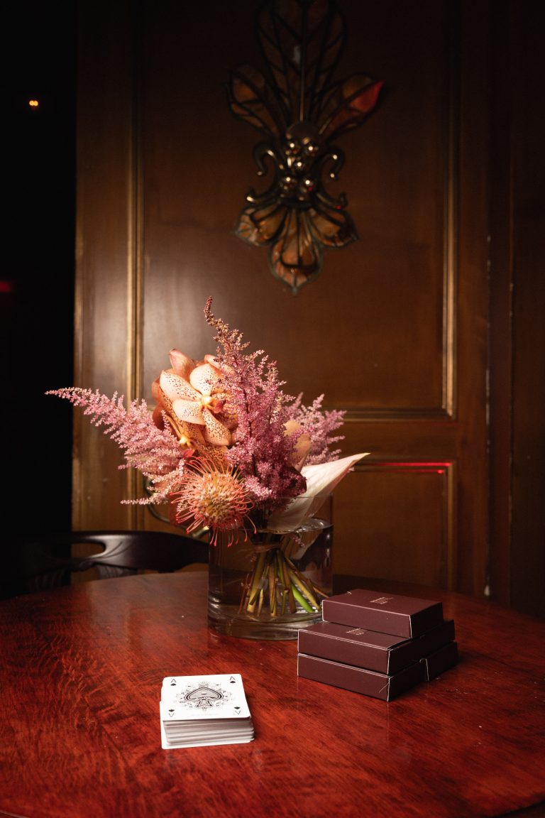 Reformation célèbre l’ouverture de sa première boutique française chez Maxim’s