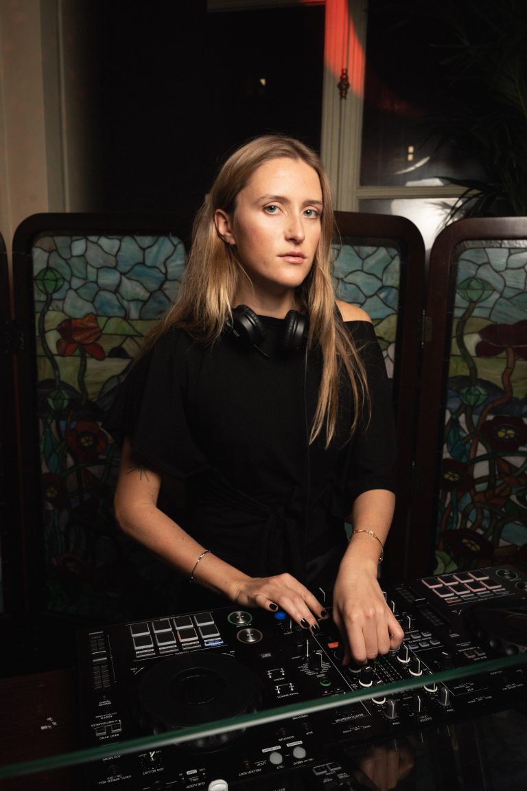  - Reformation célèbre l’ouverture de sa première boutique française chez Maxim’s