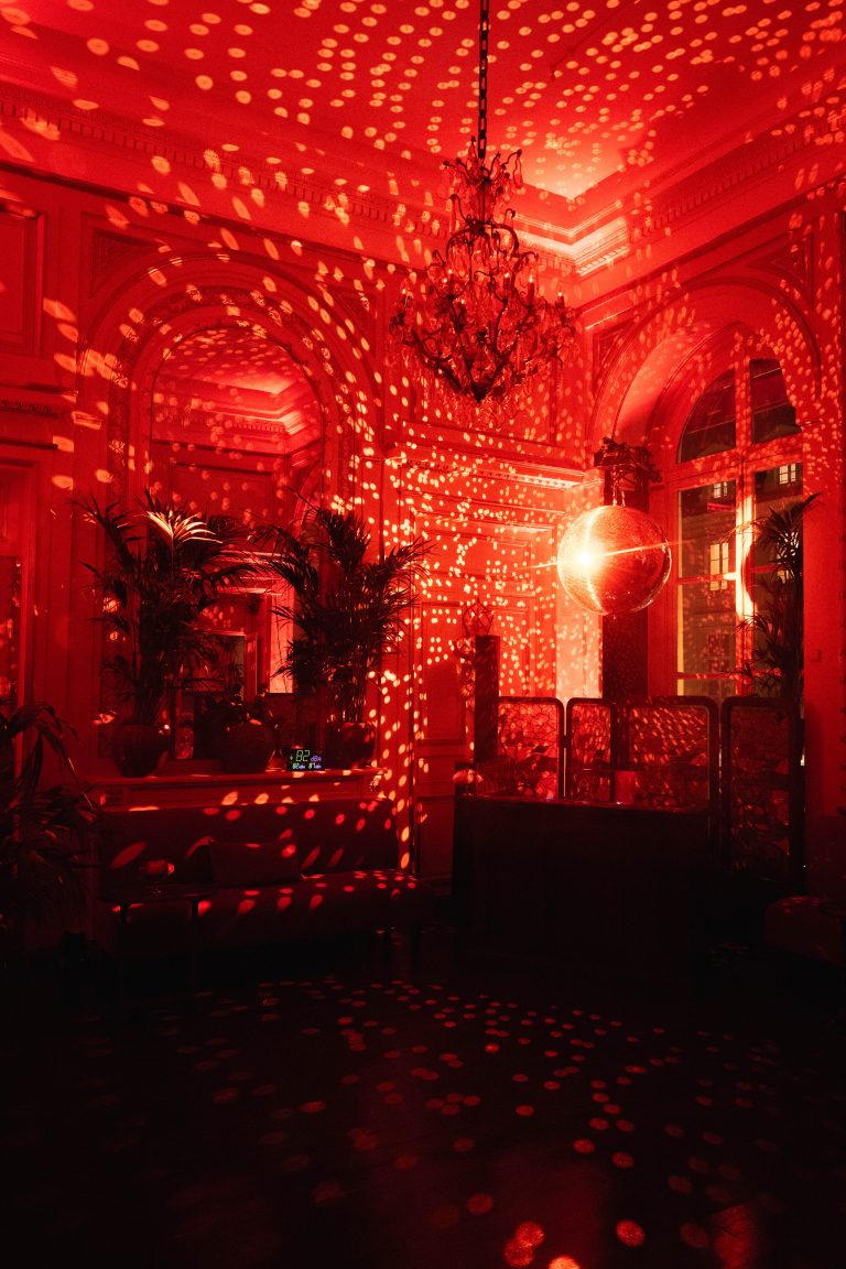 Reformation célèbre l’ouverture de sa première boutique française chez Maxim’s