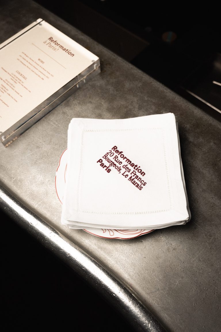 Reformation célèbre l’ouverture de sa première boutique française chez Maxim’s