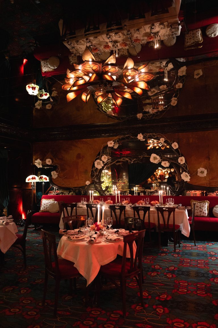 Reformation célèbre l’ouverture de sa première boutique française chez Maxim’s