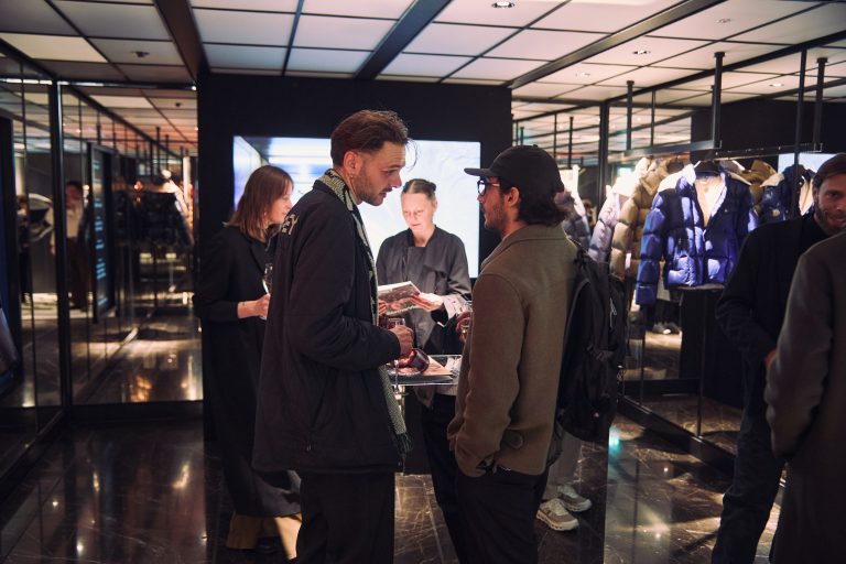 Moncler et l’Ecal réchauffent les Champs Elysées à l’occasion de Paris Photo avec l’exposition Warmer Visions