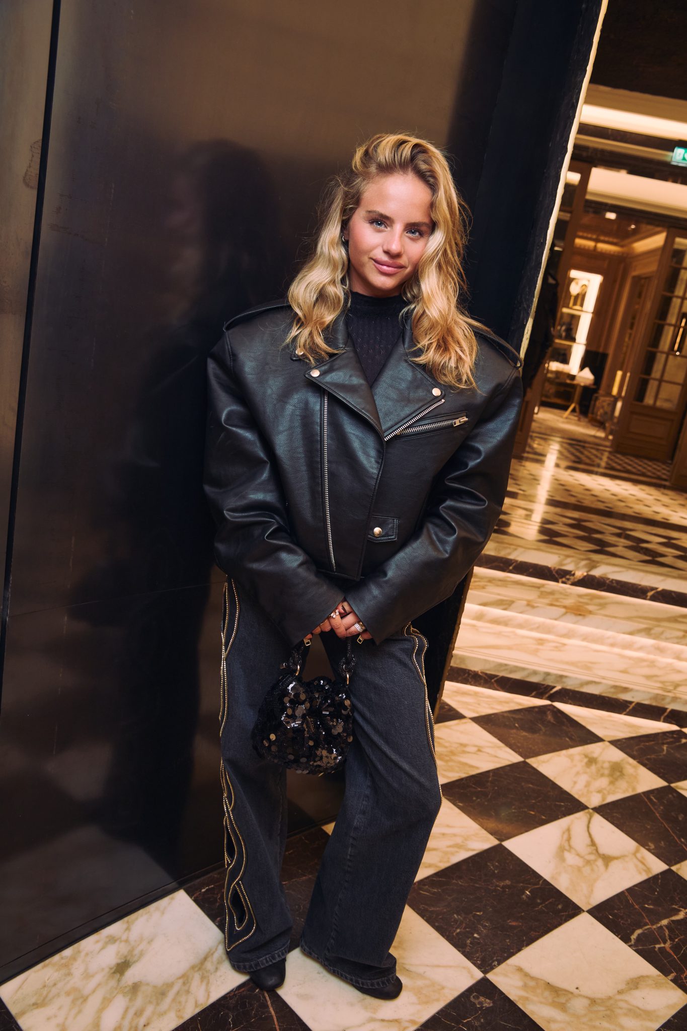  - Moncler et l’Ecal réchauffent les Champs Elysées à l’occasion de Paris Photo avec l’exposition Warmer Visions