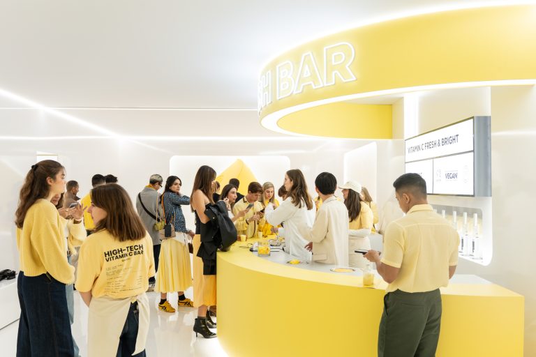 Le “High-Tech Vitamin C Bar” : Garnier fait le plein de vitamines à Paris