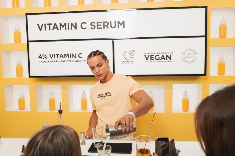 Le “High-Tech Vitamin C Bar” : Garnier fait le plein de vitamines à Paris