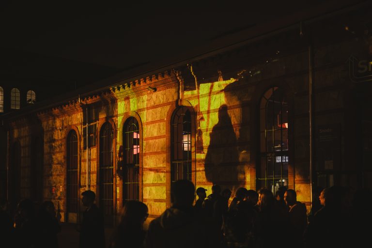 Alle OGR Torino l’arte incontra la tecnologia tra stelle, dati e sogni elettrici