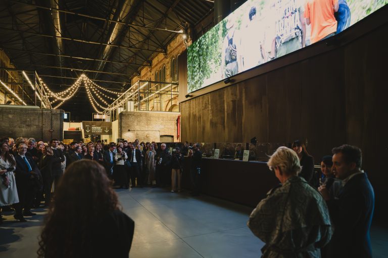 Alle OGR Torino l’arte incontra la tecnologia tra stelle, dati e sogni elettrici