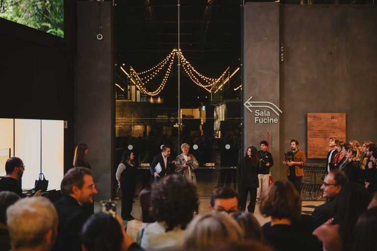 Alle OGR Torino l’arte incontra la tecnologia tra stelle, dati e sogni elettrici