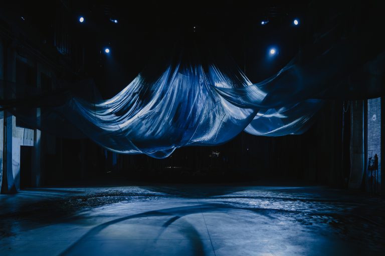 Alle OGR Torino l’arte incontra la tecnologia tra stelle, dati e sogni elettrici