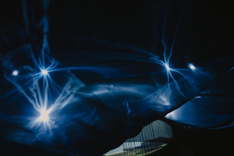 Alle OGR Torino l’arte incontra la tecnologia tra stelle, dati e sogni elettrici