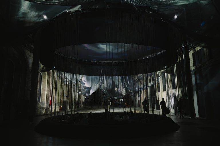 Alle OGR Torino l’arte incontra la tecnologia tra stelle, dati e sogni elettrici