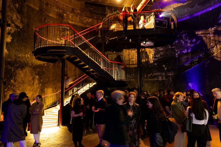L’installation “Under the Moon” s’empare du Brunel Museum de Londres