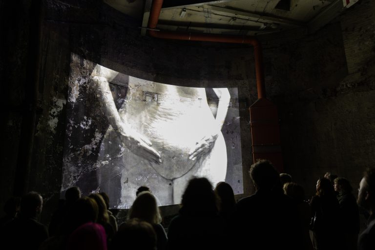 L’installation “Under the Moon” s’empare du Brunel Museum de Londres