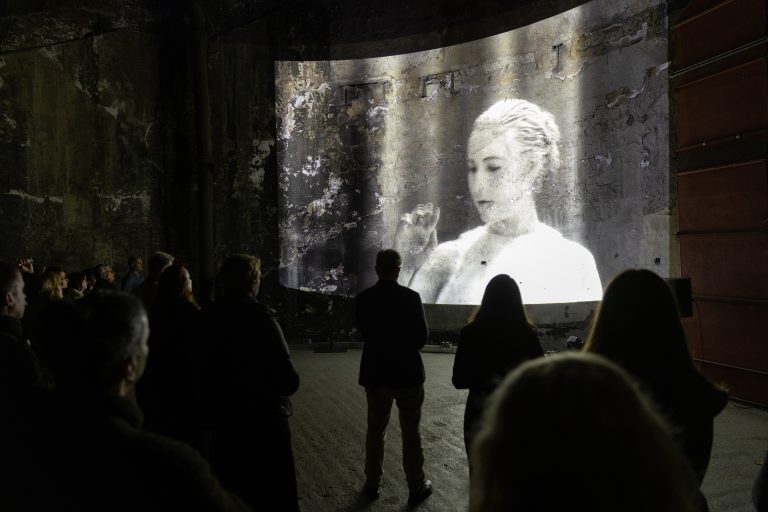 L’installation “Under the Moon” s’empare du Brunel Museum de Londres