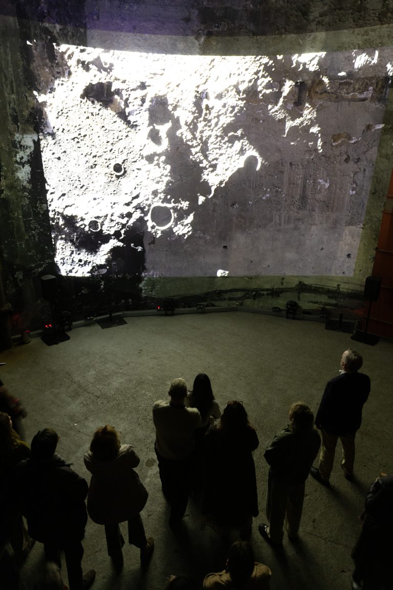 L’installation “Under the Moon” s’empare du Brunel Museum de Londres