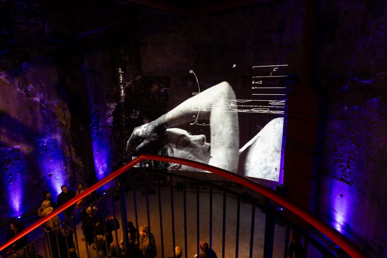 L’installation “Under the Moon” s’empare du Brunel Museum de Londres