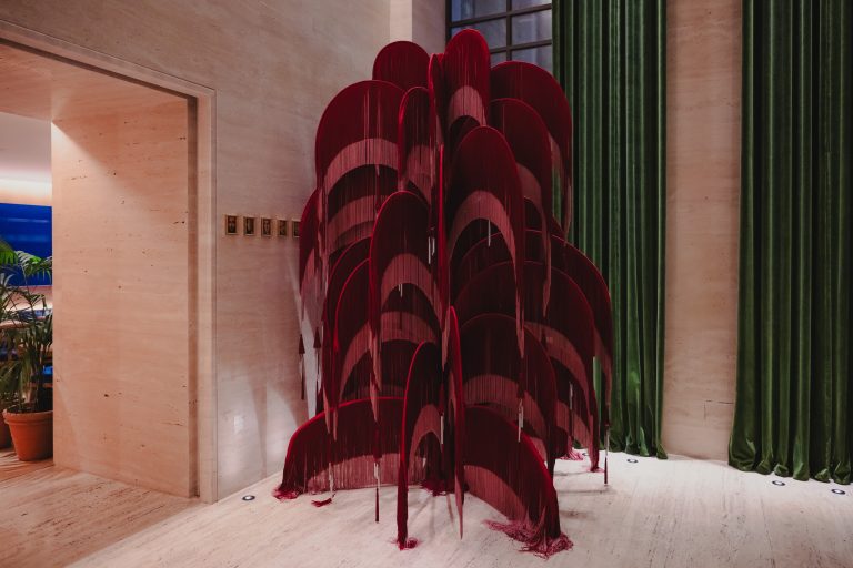 The Rome EDITION: un albero d’artista che fa vibrare le feste