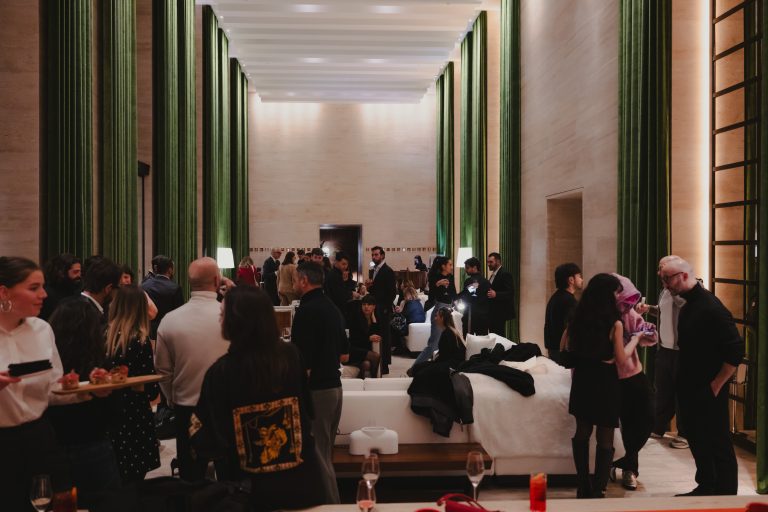 The Rome EDITION: un albero d’artista che fa vibrare le feste